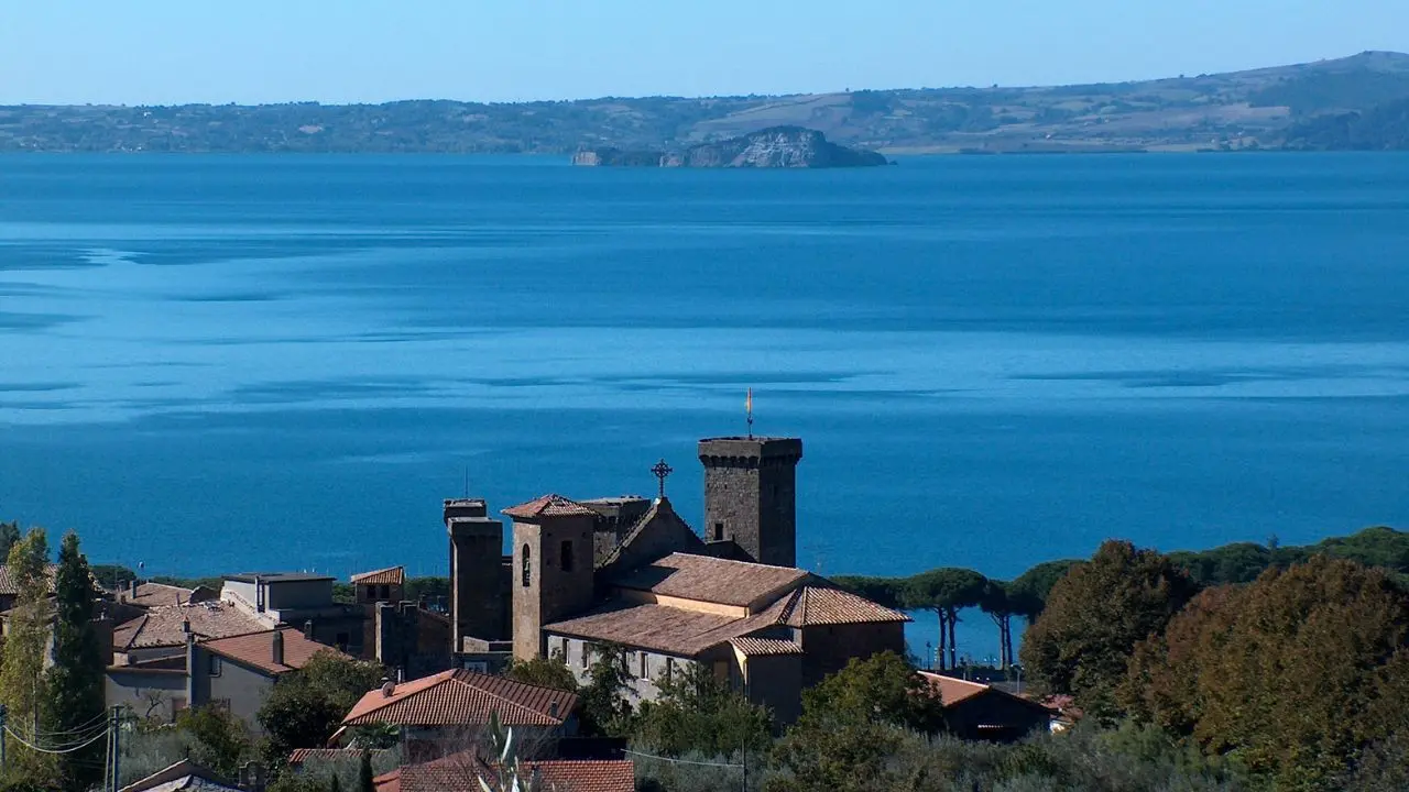 Panorama di Bolsena e del lago, con gli edifici del borgo in primo piano